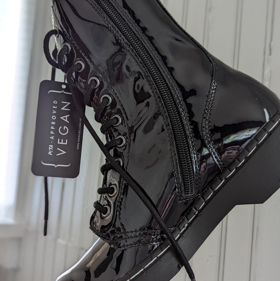 T.U.K. NIB Black Vegan Patent 10 Eye Boots sz 6, 6.5, or small 7 - Picture 2 of 5